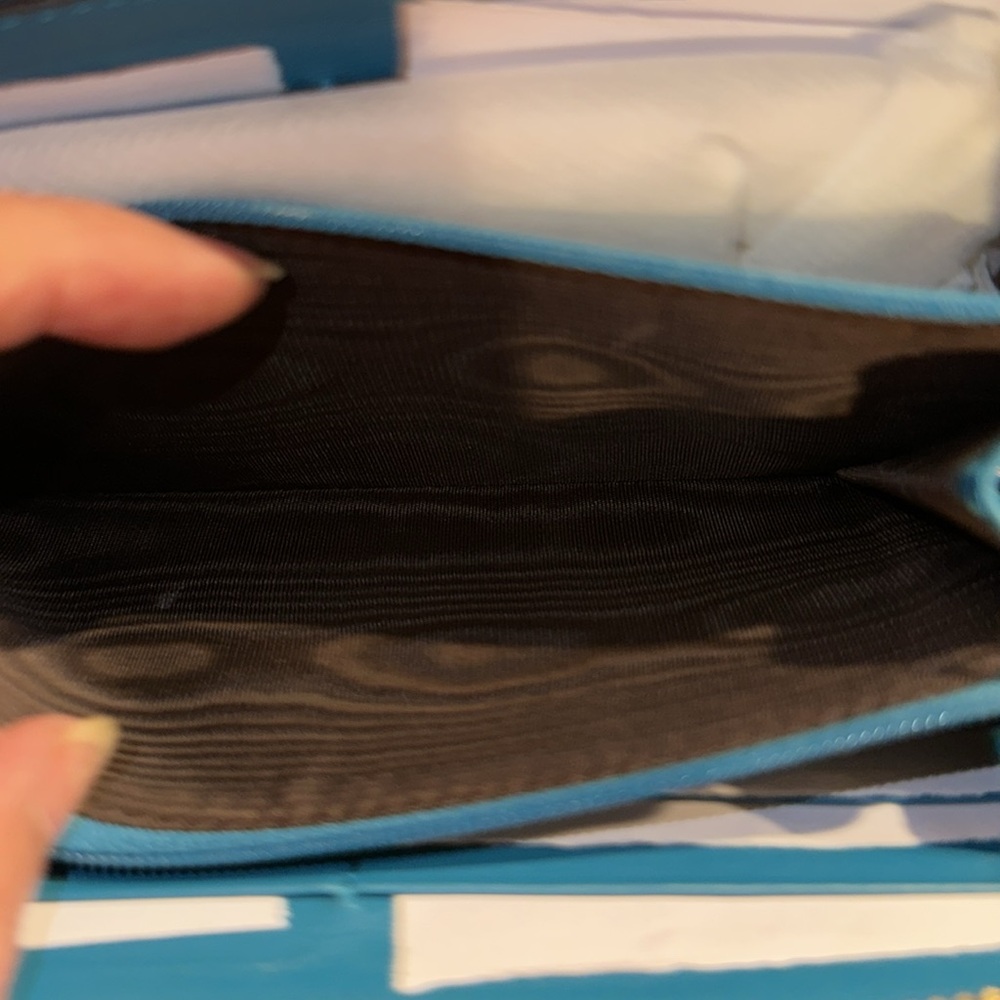 Gucci Teal Embossed Zip Wallet - Picture 5 of 5